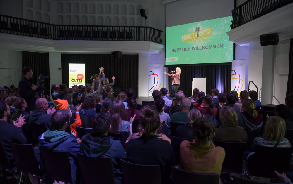 Zuschauerinnen und Zuschauer beim DSEE Science Slam im September 2022 in Berlin-Wedding