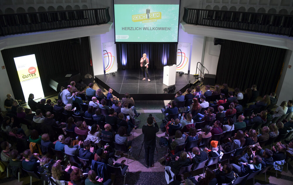 Blick von oben auf den DSEE Science Slam im September 2022 in Berlin