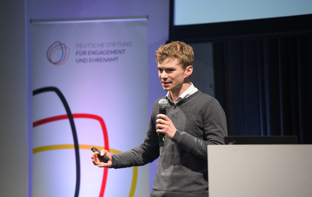 Jonas Deichelmann beim Science Slam 2022, DSEE