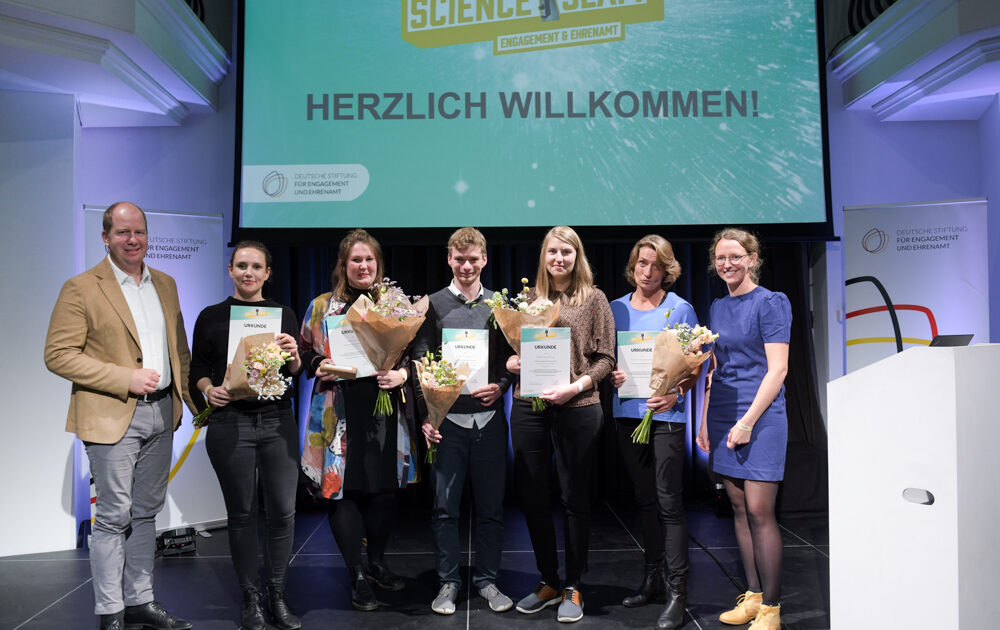 Gruppenbild mit Jan Holze und Vivian Schachler von der DSEE sowie den Teilnehmerinnen und dem Teilnehmer des DSEE-Science Slams: Siri Hummel, Frederike Hennig, Daniela Voigt, Larissa Gebken und Jonas Deichelmann
