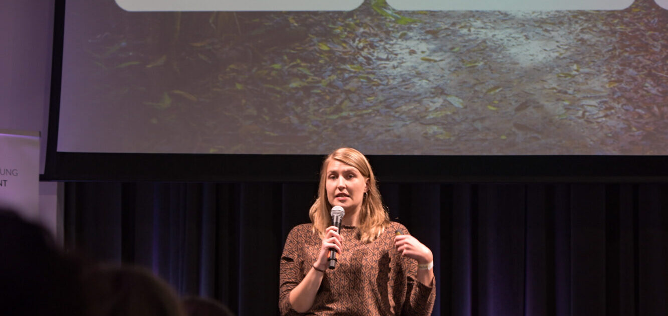 Frederike Hennig beim DSEE Science Slam 2022 in Berlin