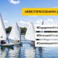 Foto von Segelbooten mit dem Text: "Arbeitsprogramm 2023. Engagement stärken. Ehrenamt fördern. Gemeinsam wirken