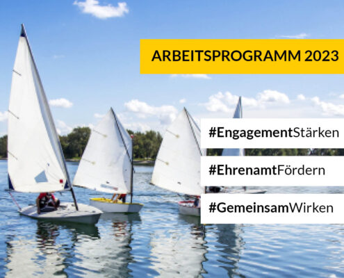 Foto von Segelbooten mit dem Text: "Arbeitsprogramm 2023. Engagement stärken. Ehrenamt fördern. Gemeinsam wirken