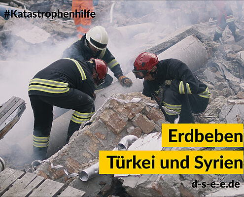 Foto von Rettungskräften bei der Bergung. Text: #Katastrophenhilfe. Erdbeben Türkei und Syrien. d-s-e-e.de