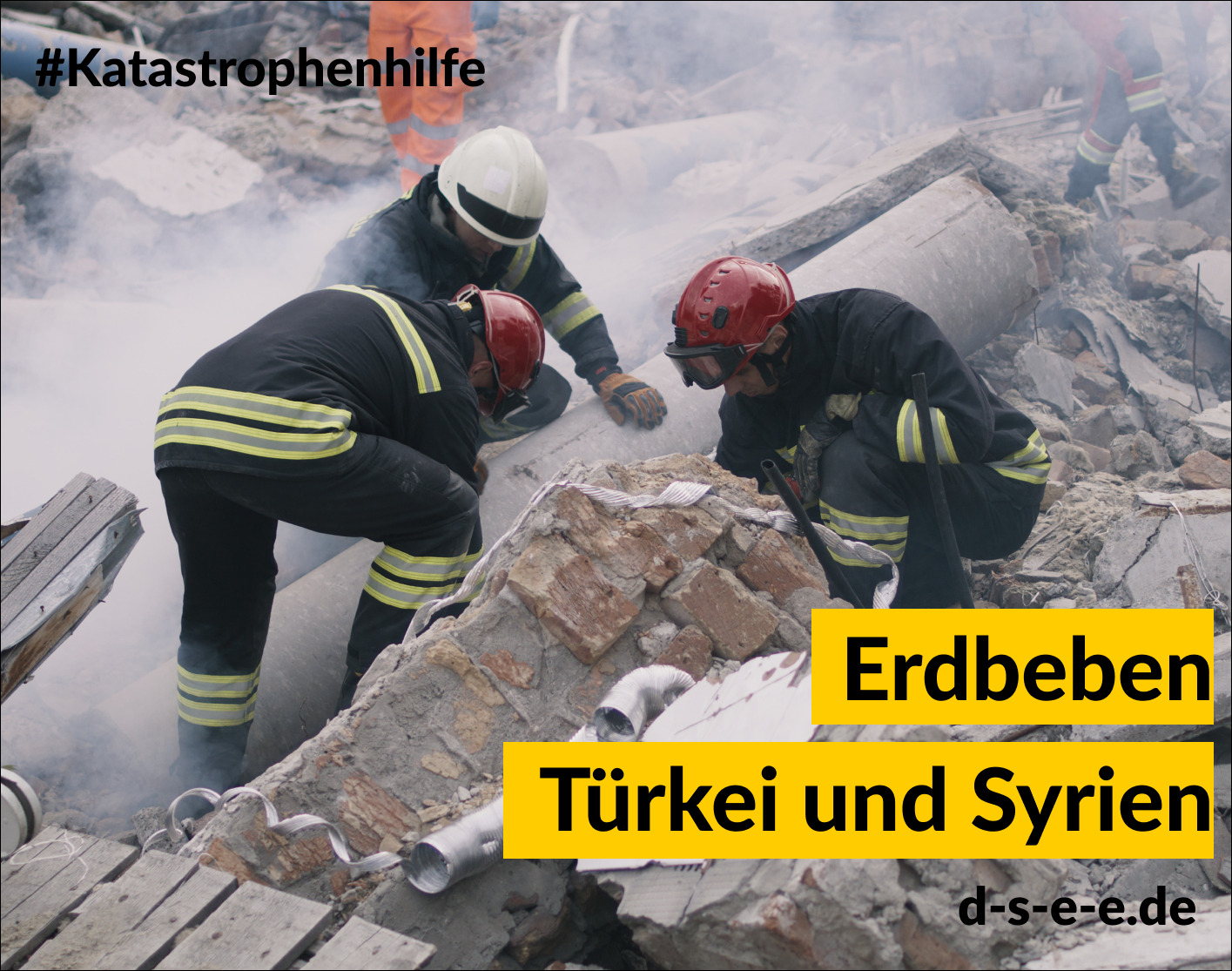 Foto von Rettungskräften bei der Bergung. Text: #Katastrophenhilfe. Erdbeben Türkei und Syrien. d-s-e-e.de