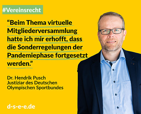 Grafik mit dem Foto von Dr. Hendrik Pusch , Justiziar des Deutschen  Olympischen Sportbundes. Text: #Vereinsrecht „Beim Thema virtuelle Mitgliederversammlung hatte ich mir erhofft, dass die Sonderregelungen der Pandemiephase fortgesetzt werden.“