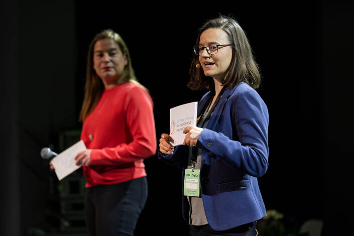 Foto von Dana Milovanovic (DSEE) und Katarina Peranić (DSEE) bei der 100xDigital Community Convention in Berlin am 11. März 2023