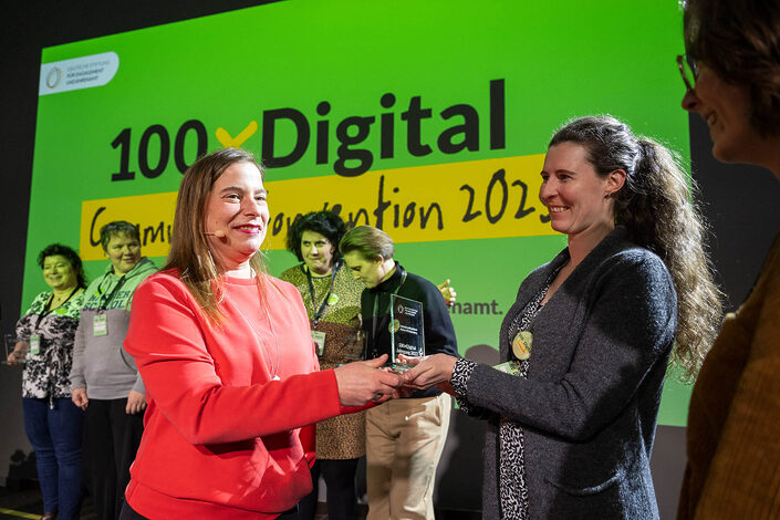 Foto von Katarina Peranić, Vorständin der DSEE, und weiteren Teilnehmenden an der 100xDigital Community Convention in Berlin am 11. März 2023