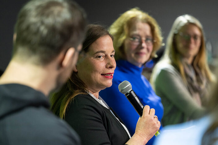 Foto von Katarina Peranić, Vorständin der DSEE, und weiteren Teilnehmenden an der 100xDigital Community Convention in Berlin am 11. März 2023