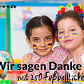 Grafik mit zwei kleinen Mädchen, die sich umarmen. An den Wangen haben sie die Farben jeweils der deutschen und der ukrainischen Fahne. Text: d-s-e-e.de Wir sagen Danke mi 250 Fußballtickets