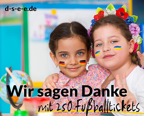 Grafik mit zwei kleinen Mädchen, die sich umarmen. An den Wangen haben sie die Farben jeweils der deutschen und der ukrainischen Fahne. Text: d-s-e-e.de Wir sagen Danke mi 250 Fußballtickets