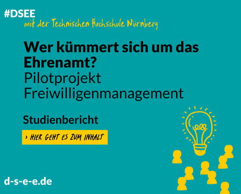 Grafik mit einer gezeichneten Glühbirne und stilisierten Leuten. Text: #DSEE mit der Technischen Hochschule Nürnberg. Wer kümmert sich um das Ehrenamt? Pilotprojekt Freiwilligenmanagement. Studienbericht: Hier geht es zum Inhalt. d-s-e-e.de
