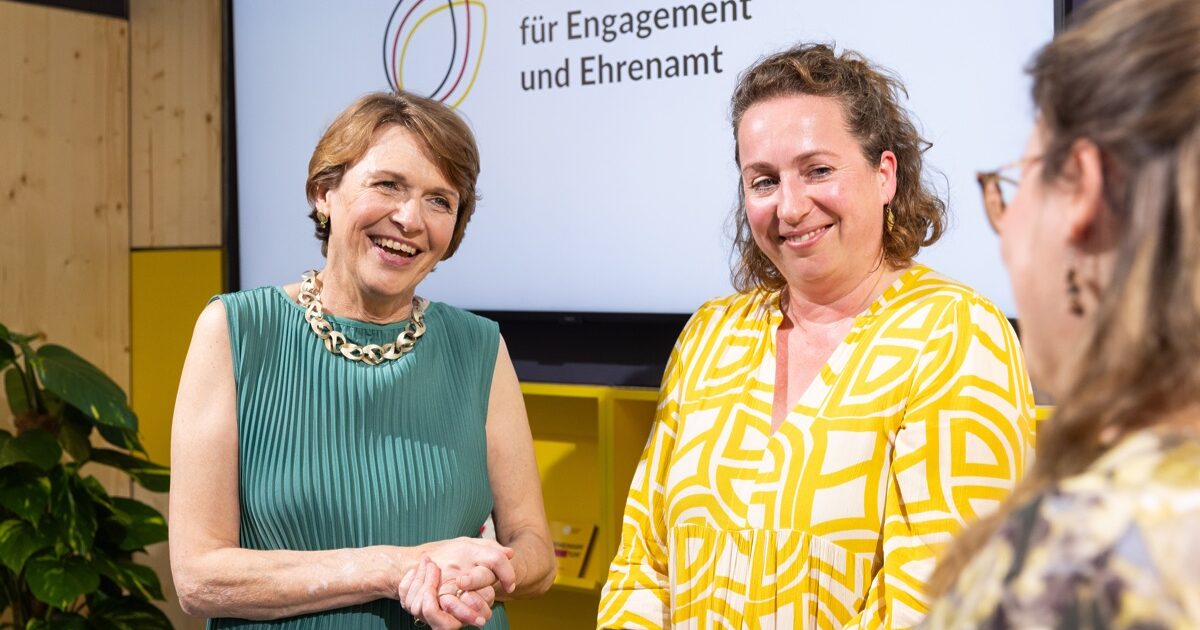 Foto von Elke Büdenbender im Gespräch mit Mitarbeitenden der DSEE beim Bürgerfest des Bundespräsidenten