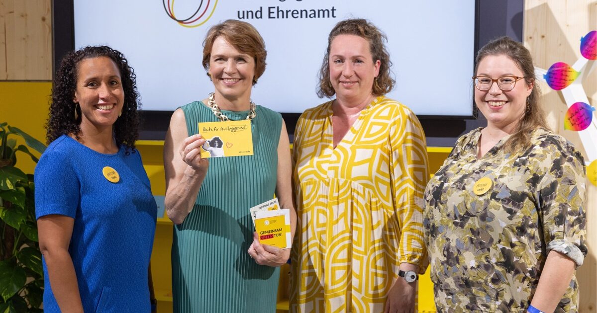 Foto von Elke Büdenbender im Gespräch mit Mitarbeitenden der DSEE beim Bürgerfest des Bundespräsidenten