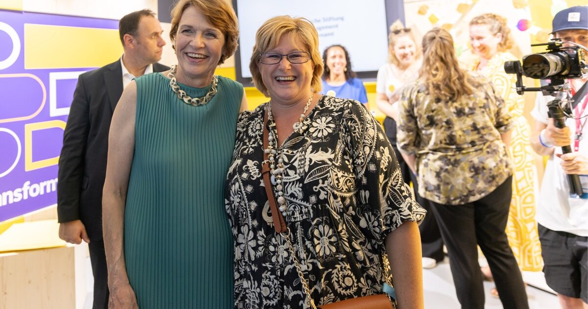 Foto von Elke Büdenbender im Gespräch mit engagierten Menschen beim Bürgerfest des Bundespräsidenten