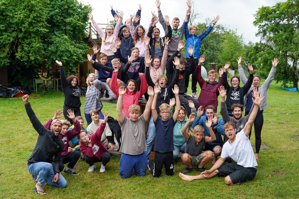 Gruppenfoto von Jugendlichen mit hochgerissenen Armen