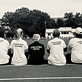 Zuschauerinnen beim Fußballspiel mit T-Shirts "Fußballmama" und "Fußballoma"