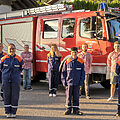 neun Jugendliche vor einem Feuerwehrauto