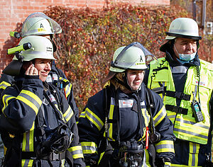 4 Feuerwehrmänner in Montur