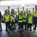 Gruppenfoto mit Kindern im Stadion