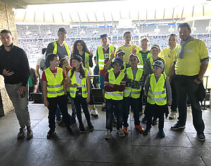 Gruppenfoto mit Kindern im Stadion