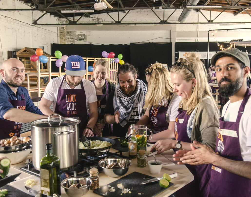 Gruppenfoto beim Kochen