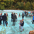 vielen Menschen aus allen Generationen auf einem baufälligen Freizeitparkgelände