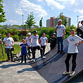 Zehn junge Menschen an einer Half Pipe