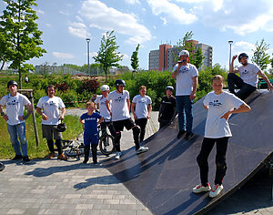 Zehn junge Menschen an einer Half Pipe