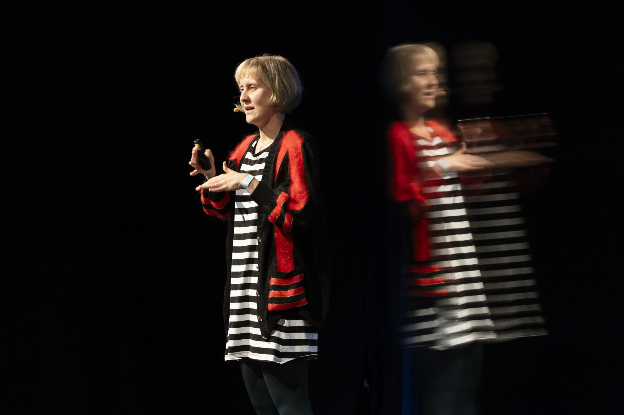 Josefa Kny steht auf der Bühne und hält einen Science Slam