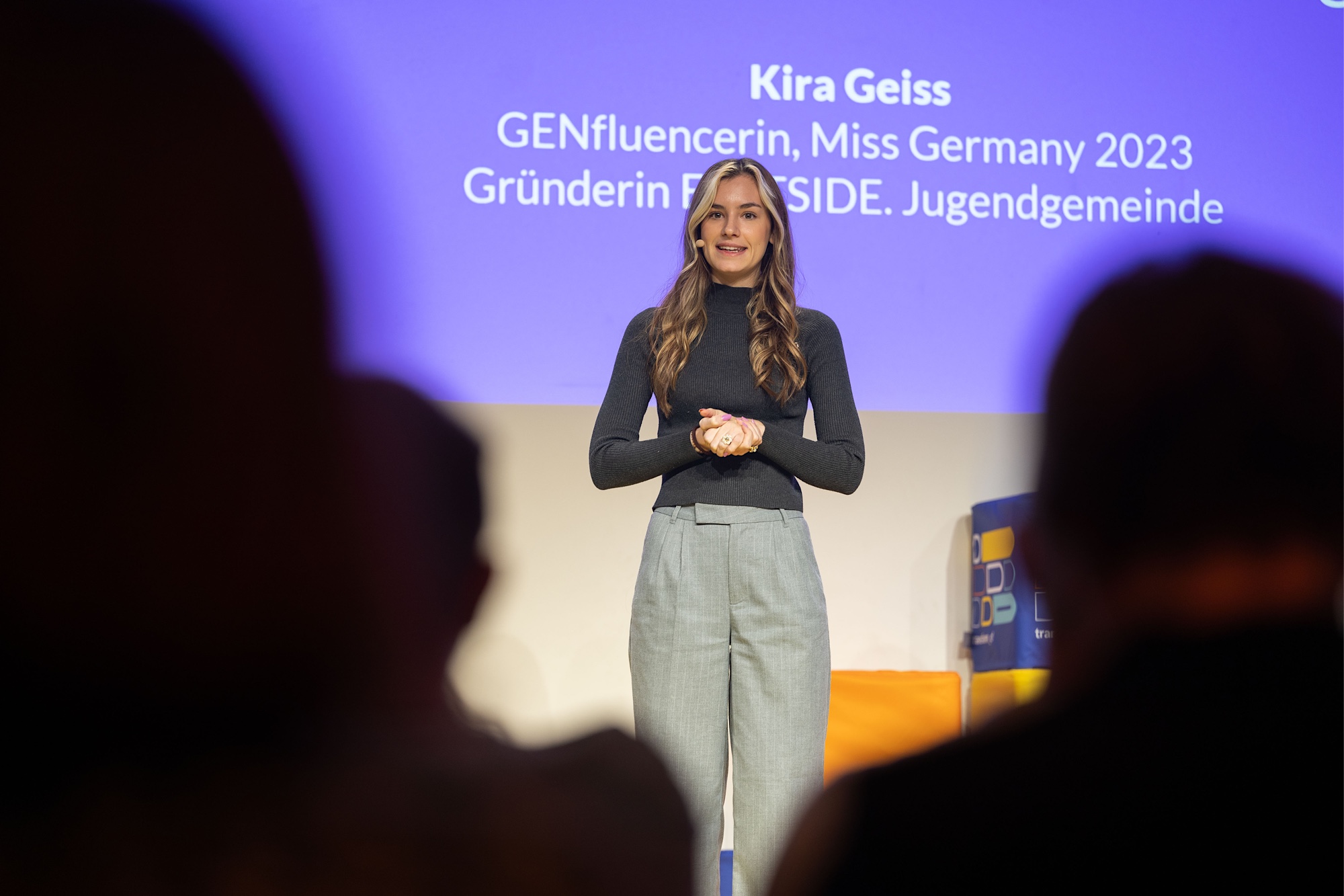 Foto von Kira Geiss, GENfluencerin, Miss Germany 2023, Gründerin EASTSIDE. Jugendgemeinde – auf der Bühne vom transform_d Summit