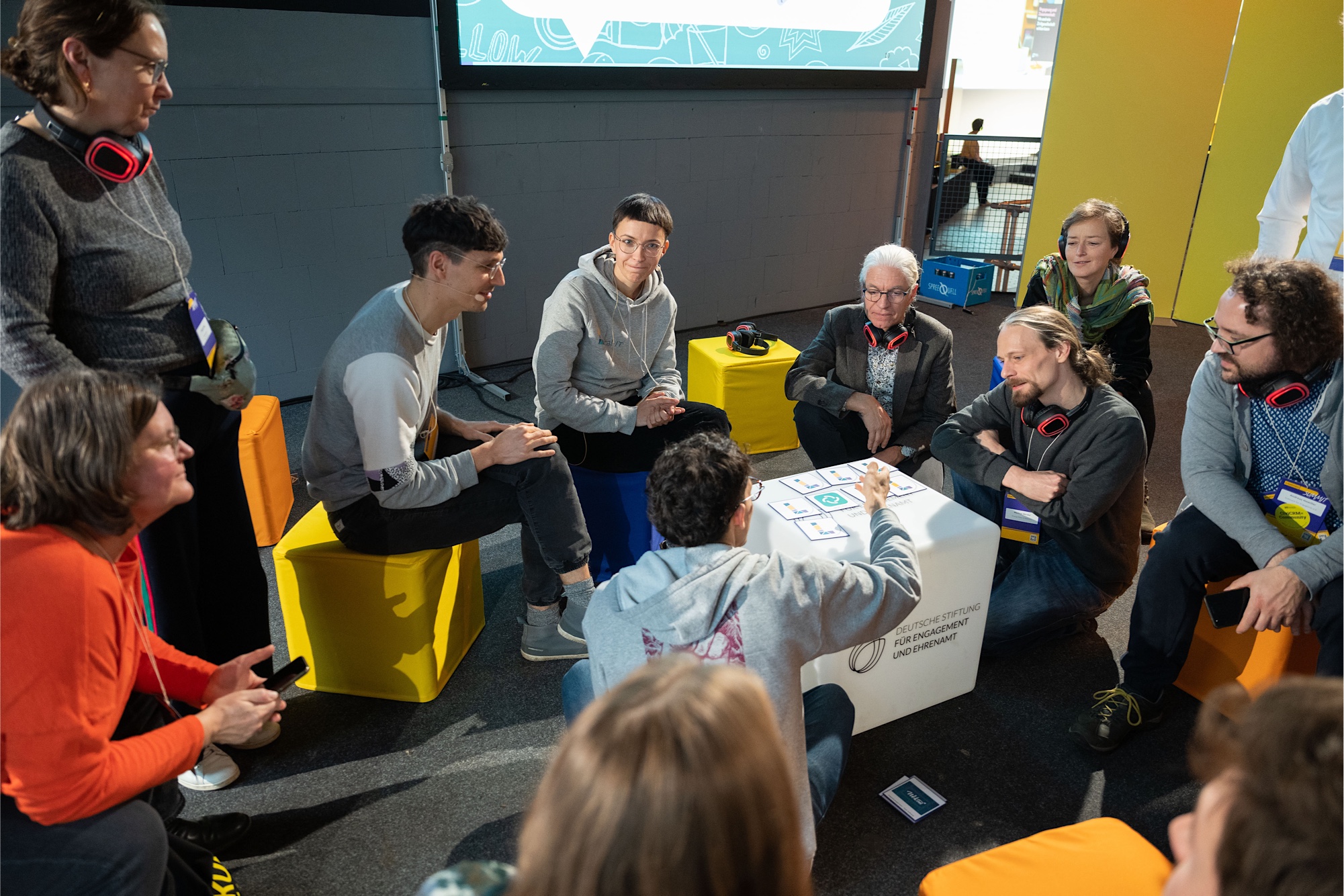 Workshop-Teilnehmende sitzen im Kreis und tauschen sich aus