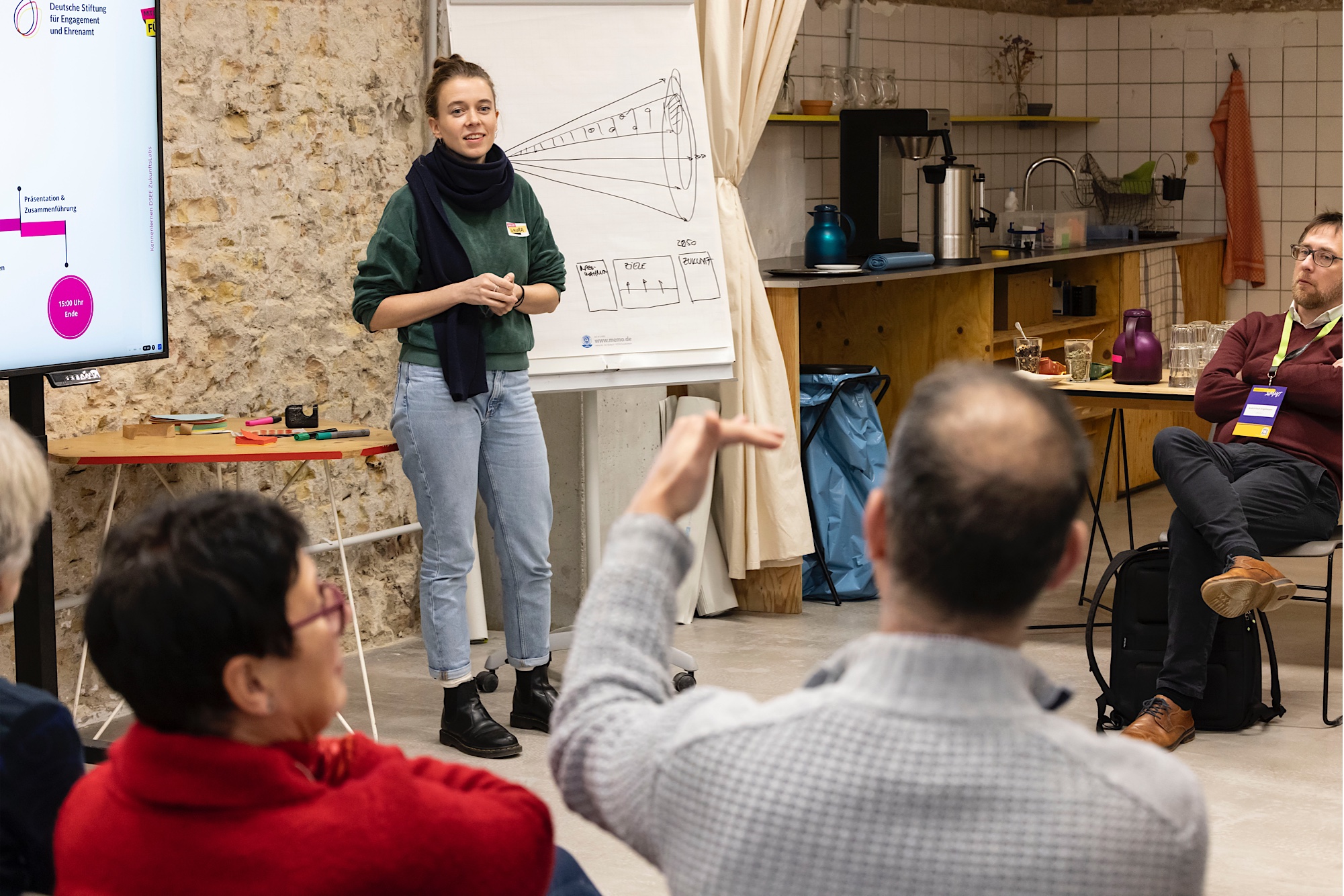 Teilnehmende eine Workshops im Austausch