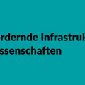 Grafik mit grünem Hintergrund und einer gezeichneten Glühbirne. Text: #EngageiertGeforscht HU Berlin et al. Engagement-fördernde Infrastrukturen für Bürgergenossenschaften. Studienbericht