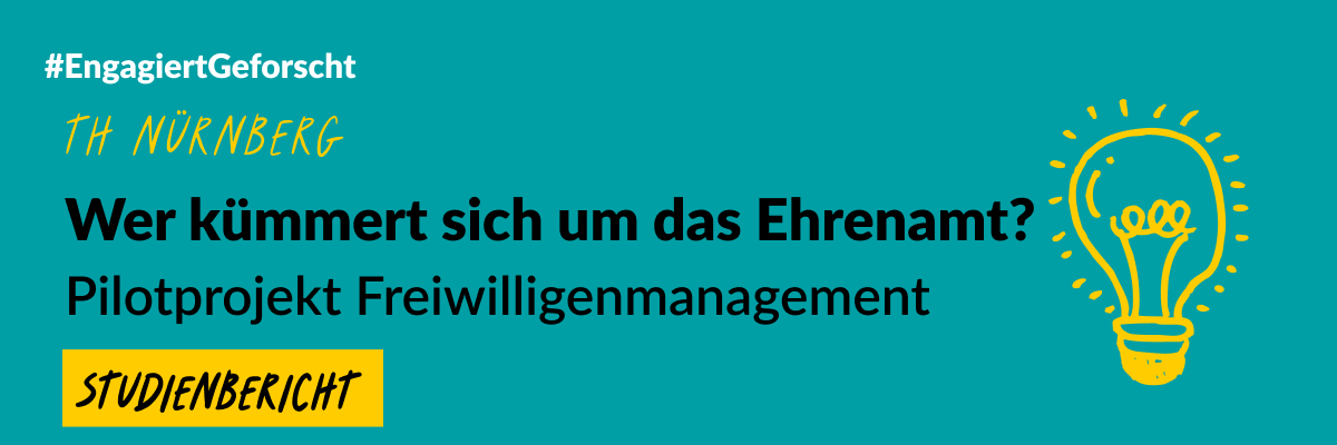 Grafik mit grünem Hintergrund und einer gezeichneten Glühbirne. Text: #EngageiertGeforscht TH Nürnberg. Wer kümmert sich um das Ehrenamt? Pilotprojekt Freiwilligenmanagement Studienbericht