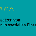 Grafik mit grünem Hintergrund und einer gezeichneten Glühbirne. Text: #EngageiertGeforscht Kessel – Koordiniertes Einsetzen von Spontanhelfenden in speziellen Einsatzlagen. Studienbericht