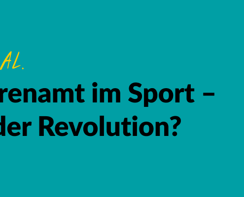 Grafik mit grünem Hintergrund und einer gezeichneten Glühbirne. Text: #EngageiertGeforscht HS Koblenz et al. Digitales Ehrenamt im Sport – Evolution oder Revolution? Studienbericht