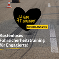 Grafik mit einer Straße, auf der Pylonen und Bremsspuren zu sehen sind. Darüber ein Herz mit dem Text: Team Ehrenamt. Sicher ans Ziel. Kostenloses Fahrtraining für Engagierte