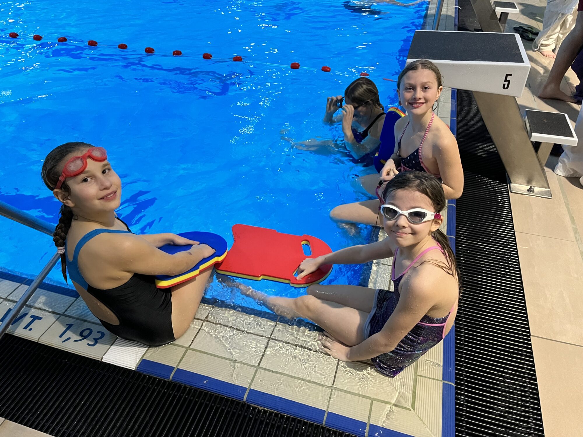 Kinder am Beckenrand eines Schwimmbads, © DRK Wasserwacht Krakow