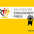 Logo des Deutschen Engagementpreises und eine gezeichnete Plakette. d-s-e-e.de