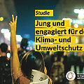 Foto mit jungen Menschen, die demonstrieren und das Victory-Zeichen mit den Fingern formen. Text: Studie: Jung und engagiert für den Klima- und Umweltschutz. Logo dre DSEE