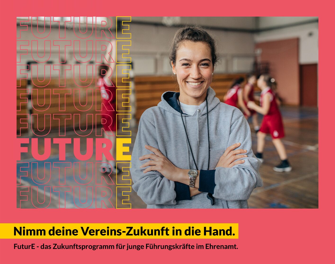 Grafik mit dem Foto einer Trainerin, die in die Kamera lächelt und dem Text: "FuturE – Nimm Deine Vereins-Zukunft in die Hand. FuturE – das Zukunftsprogramm für junge Führungskräfte im Ehrenamt.