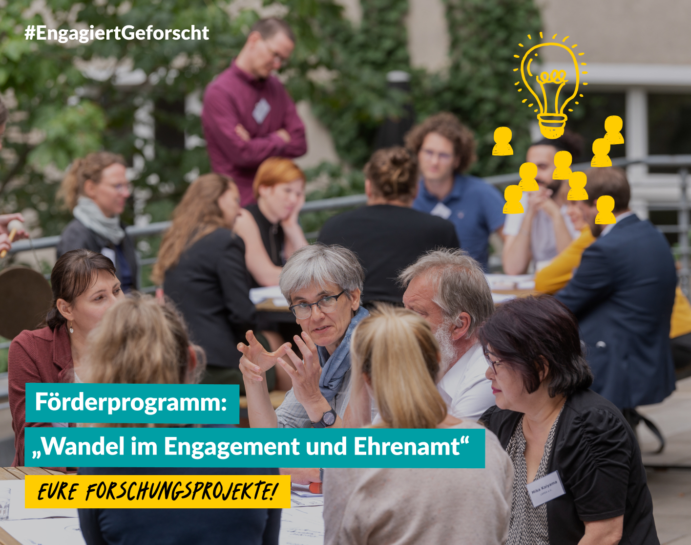 Foto von Menschen, die sich unterhalten. Dazu Symbole einer Glühbirne und mehrerer Figuren. Text: #Engagiert Geforscht. Neues Förderprogramm „Engagement im Wandel“ Bewerbt euch vom 01.07. bis 31.08.2024 mit eurem Forschungsprojekt!