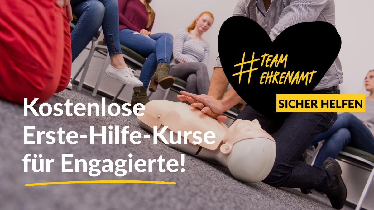 Foto von Menschen, die an einer Erste-Hilfe-Puppe die Herzmassage üben. Ein Schwarzes gezeichnetes Herz mit dem Text #TeamEhrenamt. Sicher helfen. Kostenlose Erste-Hilfe-Kurse für Engagierte!