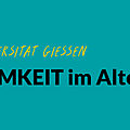 Grafik mit türkisfarbenem Hintergrund. Oben links steht „#EngagiertGeforscht“, darunter „Justus-Liebig-Universität Gießen“ in gelber Handschrift. Groß zentriert folgt der Titel „GemEINSAMKEIT im Alter“. Rechts ist eine gelb gezeichnete Lupe als Symbol für Forschung zu sehen.