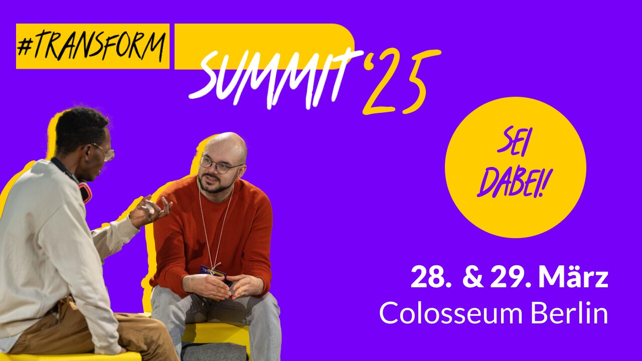 Ankündigung des Transform D Summit 2025 vom 28. März bis 29. März im Colosseum in Berlin. Auf dem Bild sieht man zwei Männer mittleren Alters in legerer Kleidung. Sie sitzen einander zugewandt. Einer der beiden spricht und macht eine erklärende Geste mit der Hand. Der Andere hört mit interessiertem Gesichtsausdruck zu.
