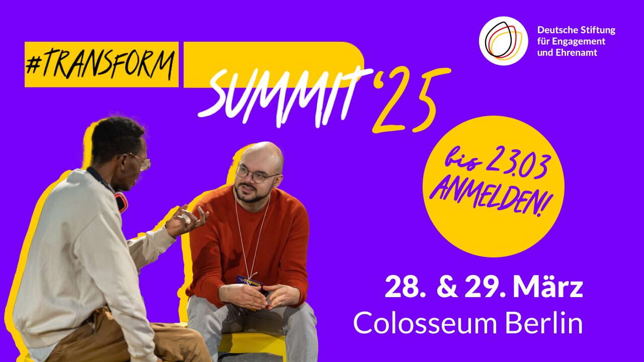 Bild und Text: "bis 23.3. Anmelden" "TransformD Summit'25" "28. und 29. März" "Colloseum Berlin", Bild: zwei Menschen diskutieren im Sitzen miteinander