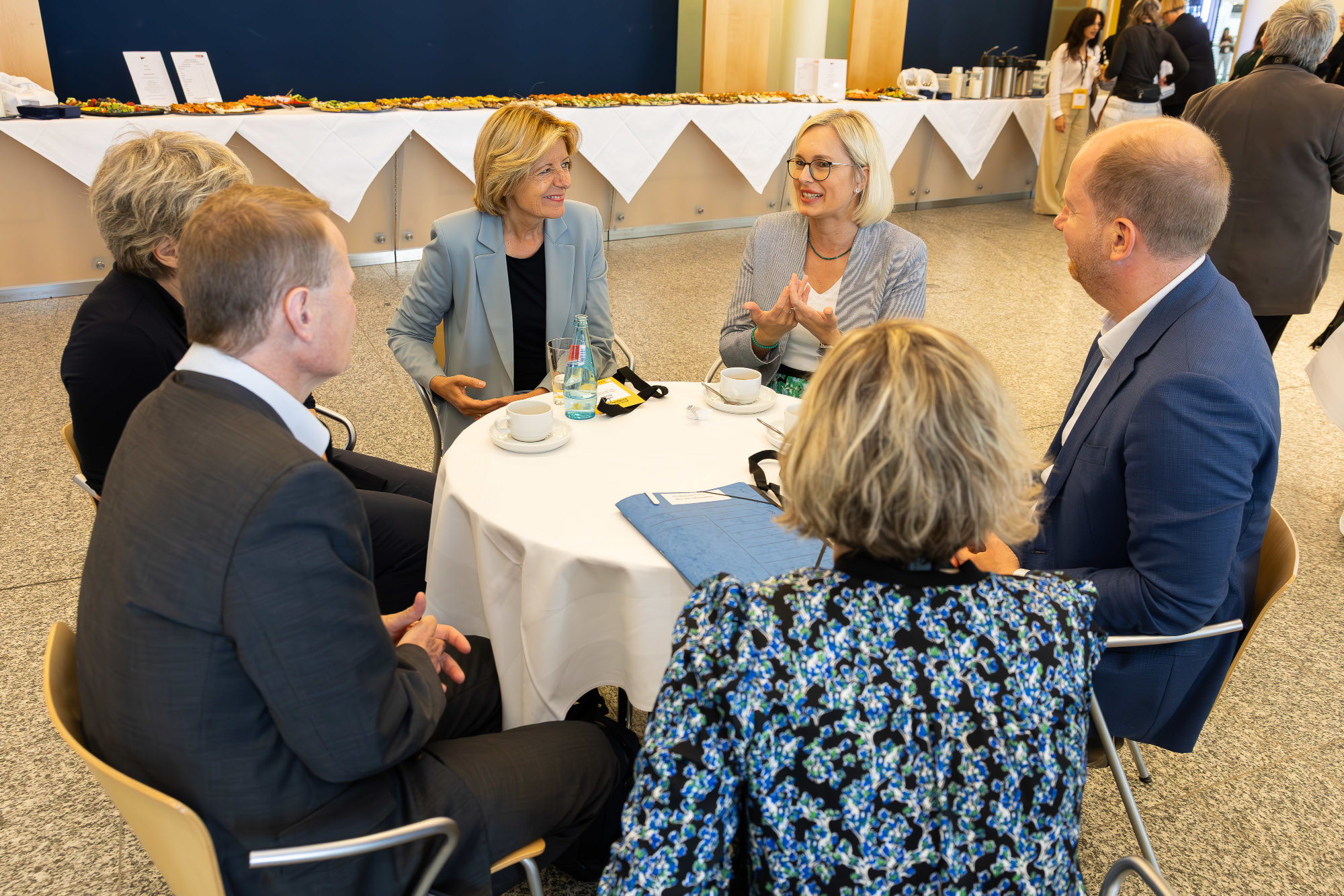Gesprächsrunde am Tisch mit u.a. Malu Dreiyer, Dr. Christiane Schenderlein und Jan Holze