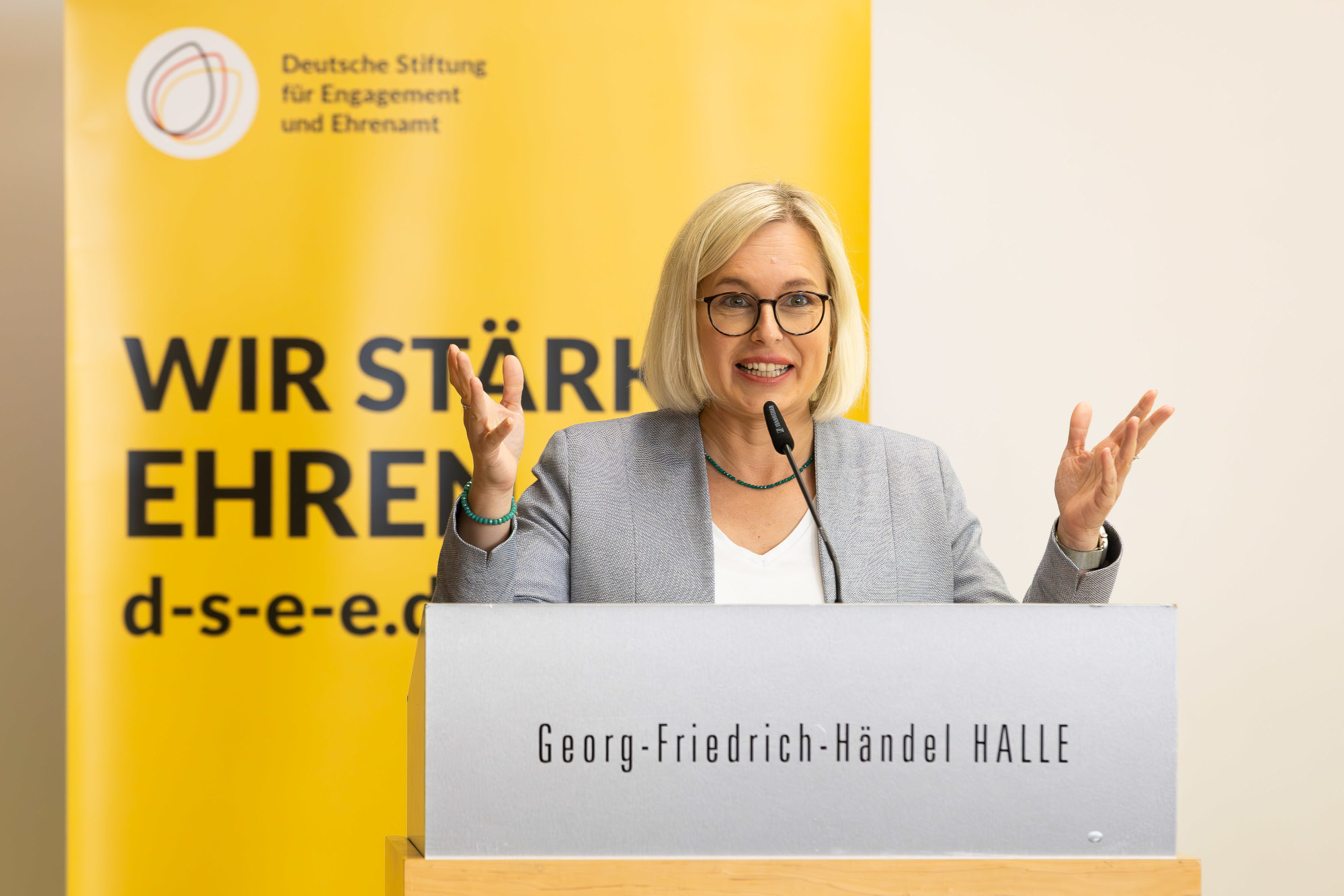 Dr. Christiane Schenderlein spricht zum Publikum