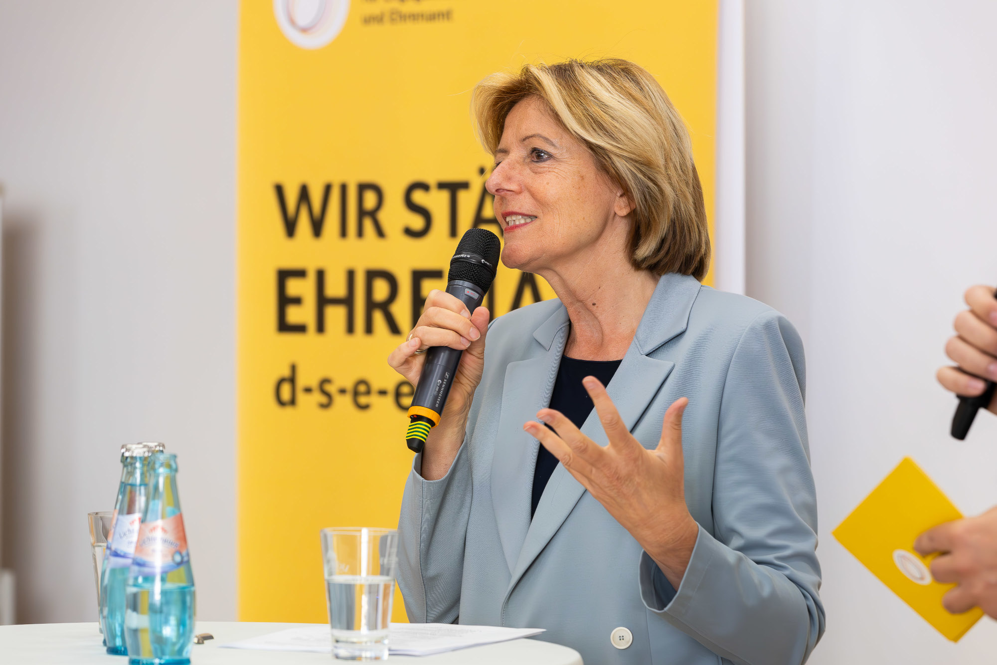 Malu Dreyer am Mikrofon